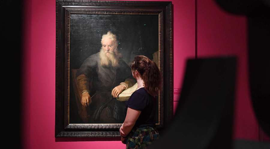 Blick auf das Gemälde „Apostel Paulus“ von Rembrandt - hier in einer Ausstellung im Reiss-Engelhorn Museum Zeughaus in Mannheim. Foto: Picture Alliance/dpa/Uli Deck
