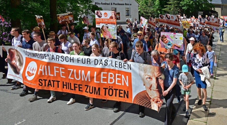 Am Schweigemarsch nahmen Kinder, Jugendliche, Familien, Senioren sowie Menschen mit Behinderung teil. Foto: Andreas Schroth