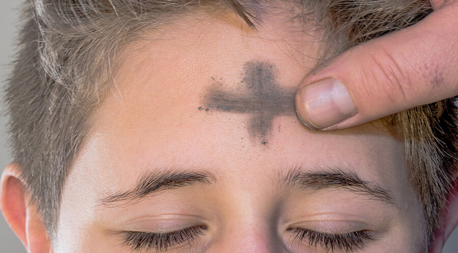 Eine Variante des Kreuzzeichens: An Aschermittwoch wird ein Aschekreuz auf die Stirn gemalt. Foto: pixabay.com