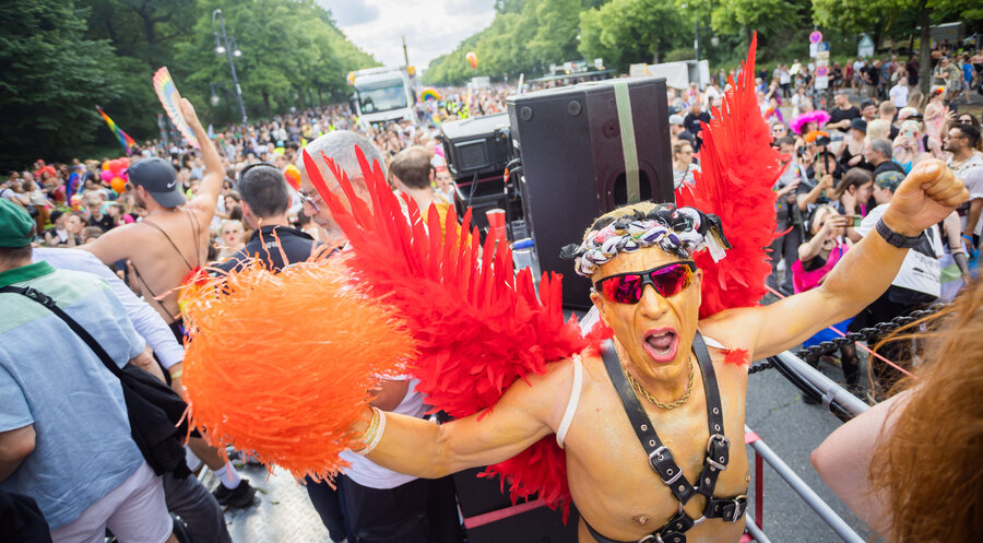 Ein Teilnehmer des Christopher Street Days in Berlin. Foto: Picture Alliance/Christoph Soeder