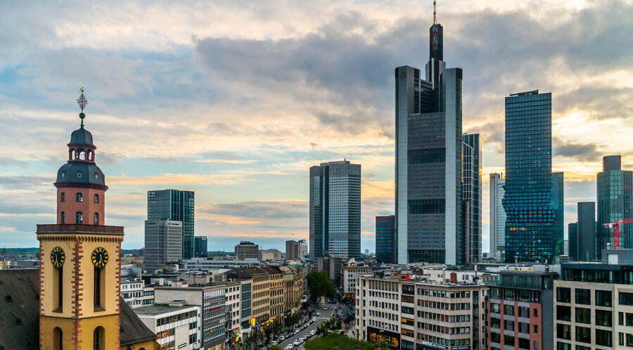 Die Frankfurter Katharinenkirche, im Hintergrund die Skyline. Foto: picture alliance / Shotshop | Birgit Reitz-Hofmann