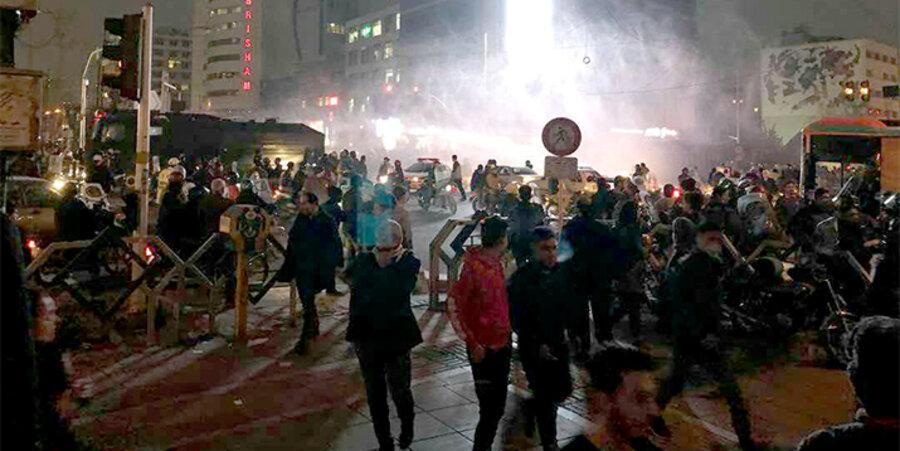 Bei den landesweiten Demonstrationen wurden bislang 21 Menschen getötet und über 1.000 Personen festgenommen. Foto: picture-alliance/MEK-Netz im Iran/dpa
