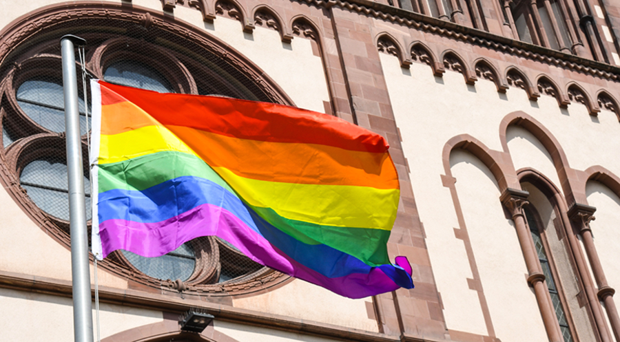 Eine Regenbogenfahne weht an der an der Herz-Jesu-Kirche in Freiburg. Foto: picture alliance Winfried Rothermel