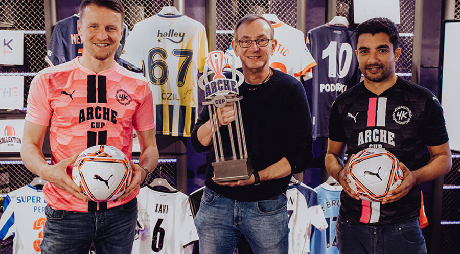 v. l.: Maik Franz, Bernd Siggelkow und Sami Allagui mit dem ARCHE-CUP. Foto: Julia Stiller