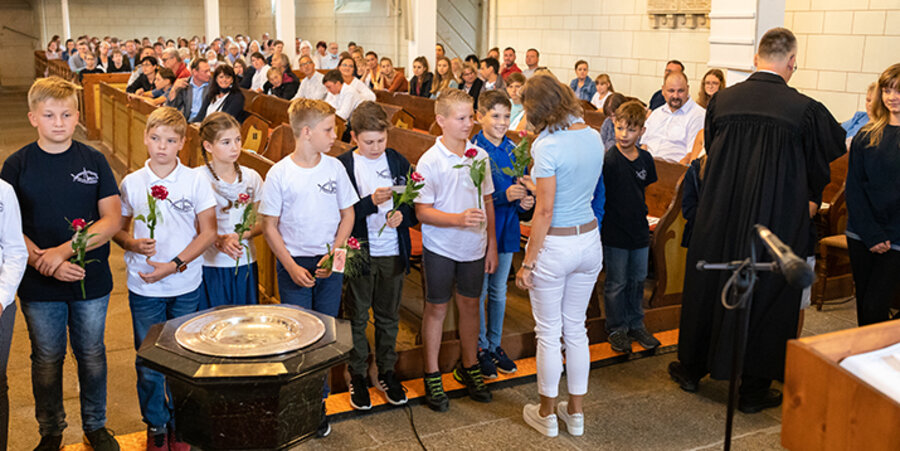 In einem Festgottesdienst in der vollen Kirche werden 26 Jungen und Mädchen in die Evangelische Oberschule Hochkirch aufgenommen und unter Gottes Segen gestellt. Foto: Stephan Rößler