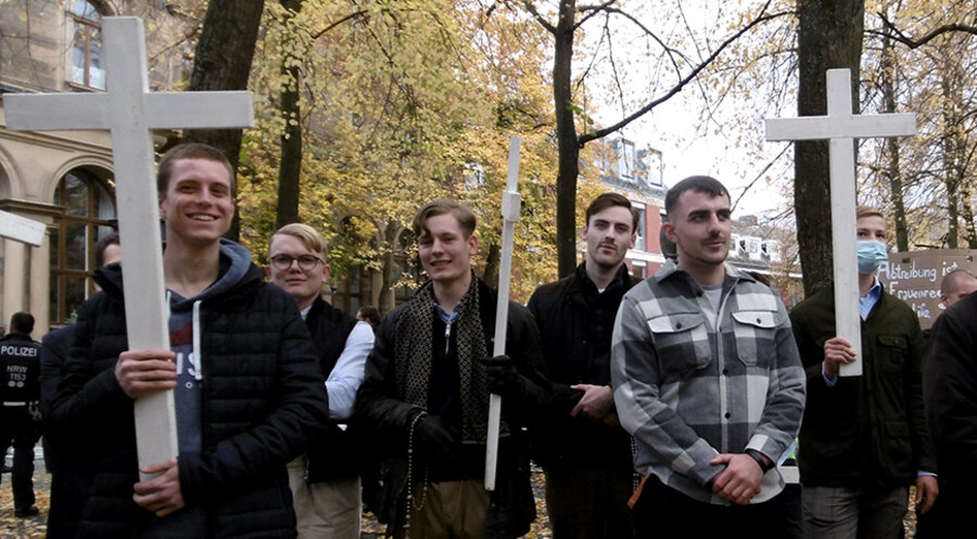 Die Lebensrechtler zogen mit weißen Kreuzen durch Münster. Foto: Felizitas Küble