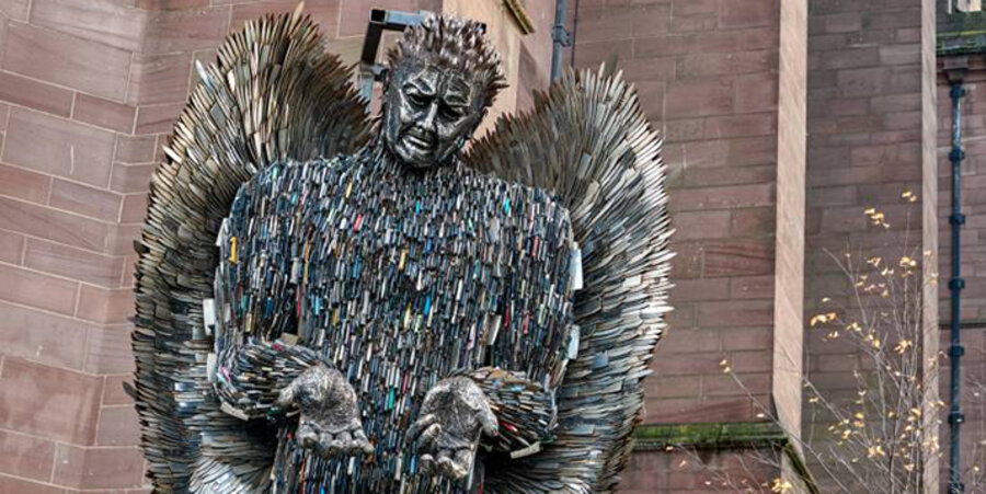 Die Engelskulptur aus 100.000 Messern soll an die Opfer von Gewalt und Aggression erinnern. Foto: imago stock&people
