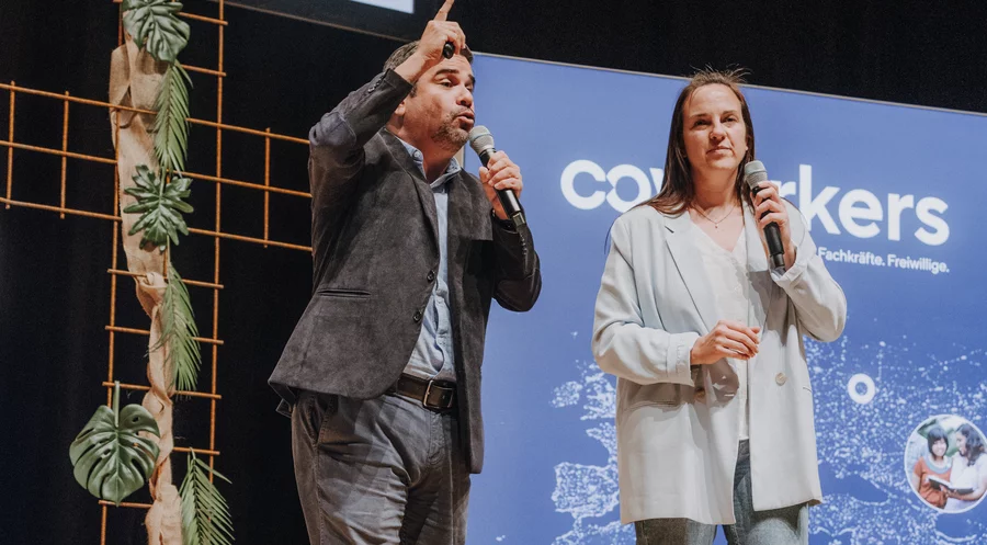 Cristian Castro sprach auf der Stuttgarter Konferenz für Weltmission des christlichen Hilfswerks Coworkers – übersetzt wurde er dabei von Dorothee Kuhs. Foto: Coworkers/Marcel Graf