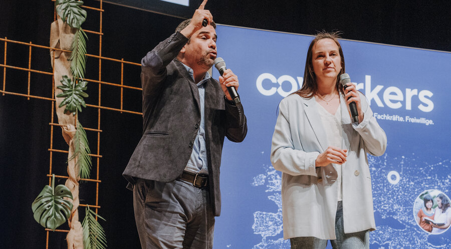 Cristian Castro sprach auf der Stuttgarter Konferenz für Weltmission des christlichen Hilfswerks Coworkers – übersetzt wurde er dabei von Dorothee Kuhs. Foto: Coworkers/Marcel Graf