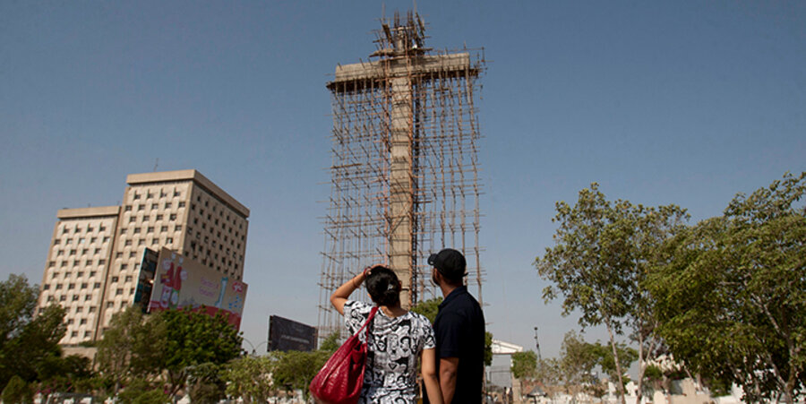Das 43 Meter hohe Kreuz in Karachi. Foto: Picture-Alliance/AP Photo