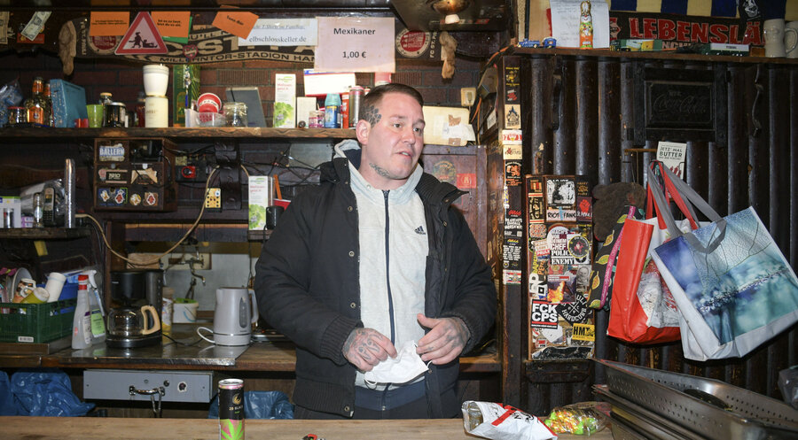 Daniel Schmidt hinter der Theke seiner Kneipe. Foto: picture alliance / Geisler-Fotopress | Matthias Wehnert/Geisler-Fotopre