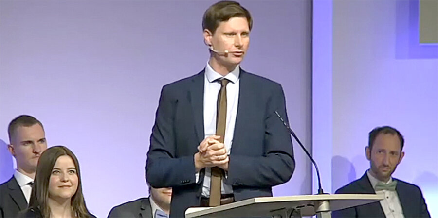 Der Chefreporter des MDR und langjährige ARD-Korrespondent in Berlin und Indien, Markus Spieker bei der Absolvierungsfeier der FTH Gießen. Screenshot: YouTube/Freie Theologische Hochschule Gießen