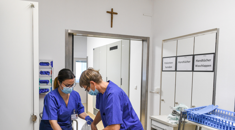Im Operationssaal hing ein Kruzifix. Symbolfoto: picture alliance / KNA | Harald Oppitz