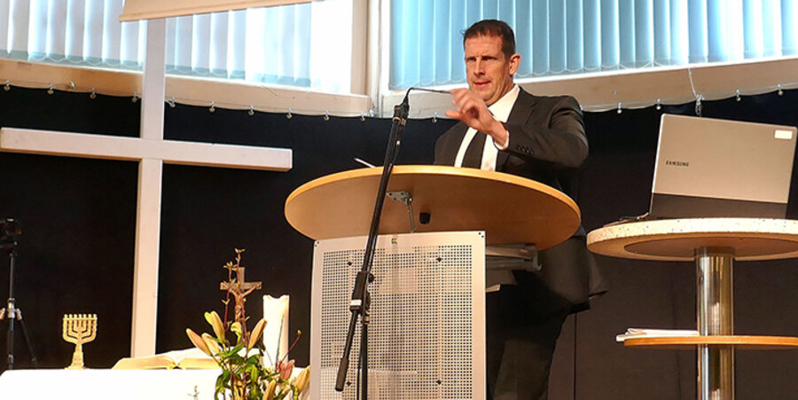 Der Bremer Pastor Olaf Latzel beim Kongress im GRZ Krelingen. Foto: Gemeindehilfsbund