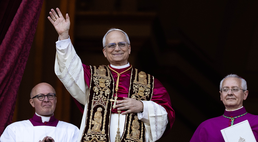„Der Friede sei mit euch allen“: Mit Papst Leo XIV. fungiert erstmals ein US-Amerikaner als Oberhaupt der Katholischen Kirche. Foto: picture alliance/dpa/Oliver Weiken