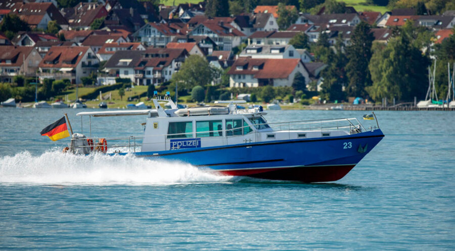 Die attackierte Gruppe verständigte über Notruf die Wasserschutzpolizei. Symbolfoto: picture alliance / Geisler-Fotopress | Robert Schmiegelt/Geisler-Fotopress
