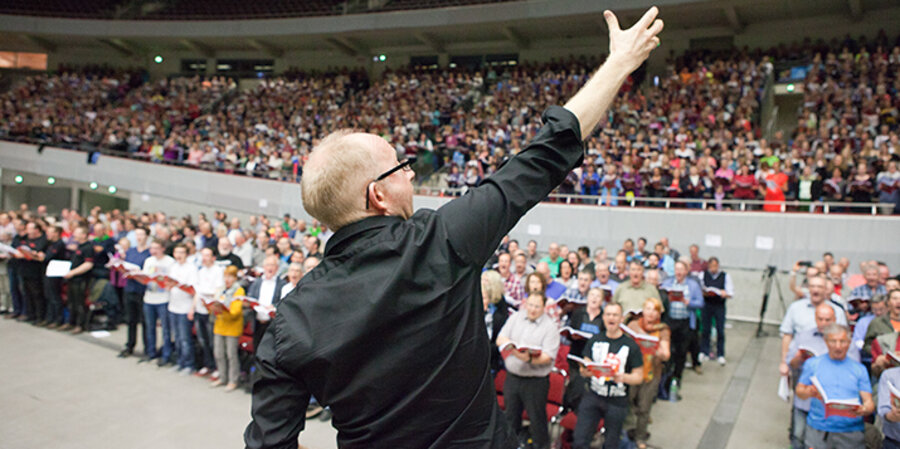 Der Komponist Dieter Falkauf bei einer Probe zum Luther-Pop-Oratorium im vergangenen Jahr. Foto: Stiftung Creative Kirche