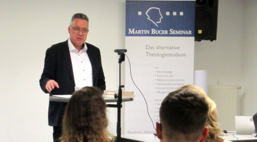 Der Rektor des MBS und Präsident der Europäischen Evangelischen Allianz, Frank Hinkelmann, bei seinem Festvortrag. Foto: Christiane Steeg