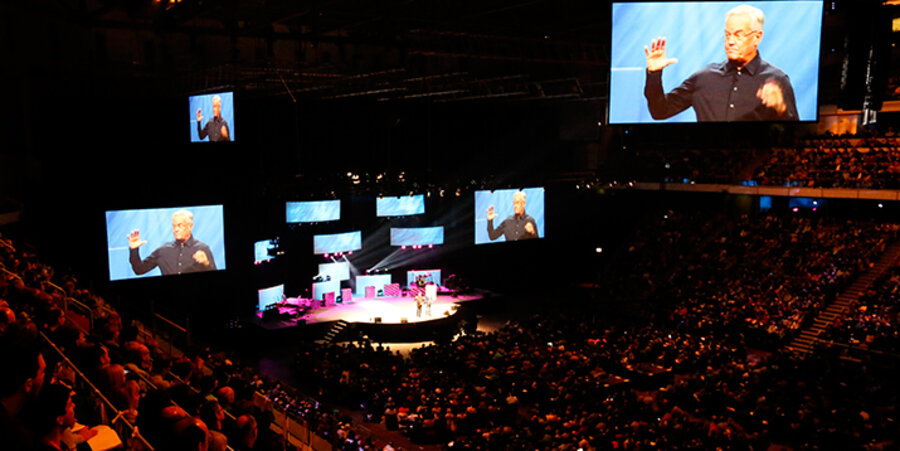 Pastor Bill Hybels sprach zum Auftakt des Willow-Creek-Leitungskongresses am 11. Februar vor rund 9.500 Teilnehmern in Hannover. Foto: www.thorstenindra.de