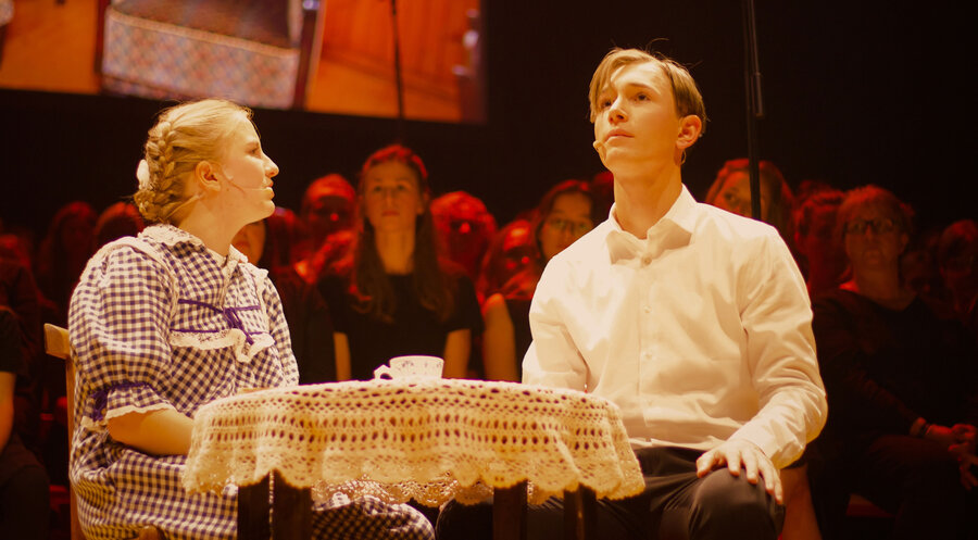 Johannes Pfeiffer stellt Paul Schneider dar, Elise Offermann die junge Gretel. Foto: Ole Weil