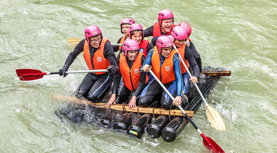 Teilnehmer einer Erlebniswoche beim Rafting. Foto: Lothar Scherer
