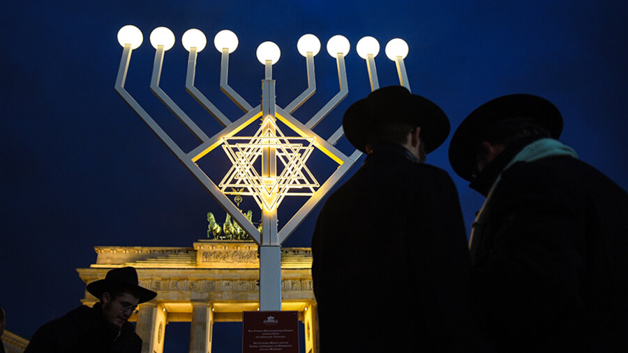 Ein Chanukkaleuchter vor
dem Brandenburger Tor. Foto: Picture Alliance/DPA