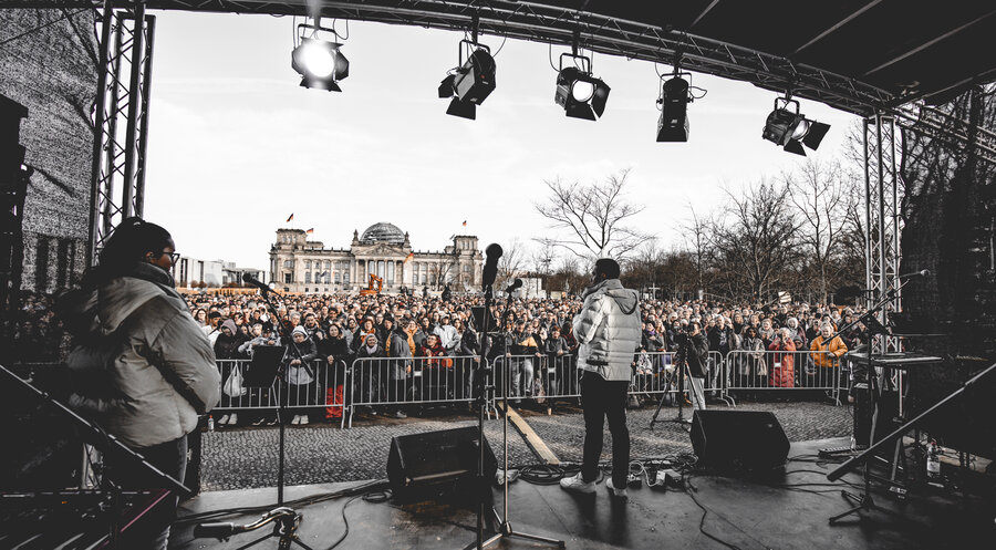 1.500 Christen versammelten sich vor dem Bundestag. Foto: Chris Schuller