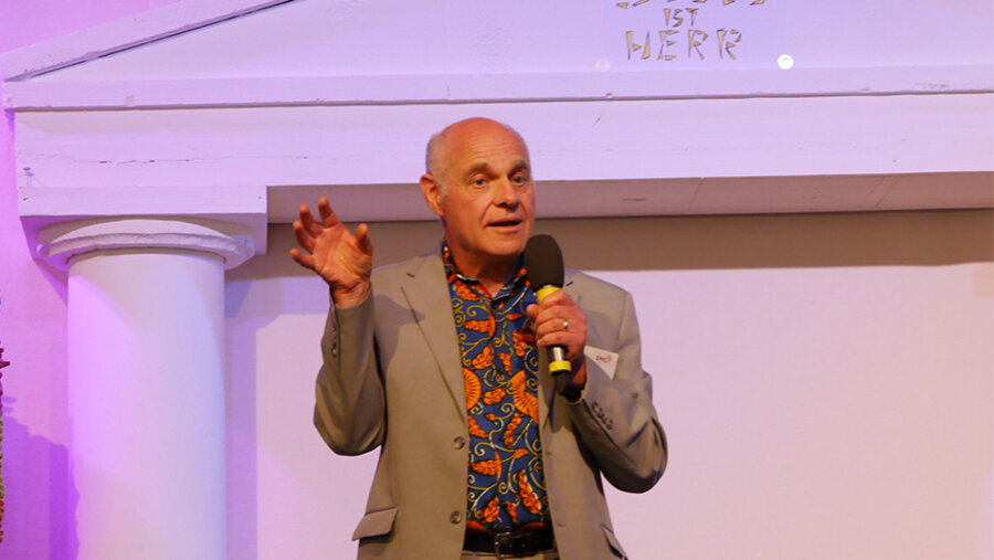 Missionsleiter Günther Beck sprach bei der hybriden Veranstaltung. Foto: DMG