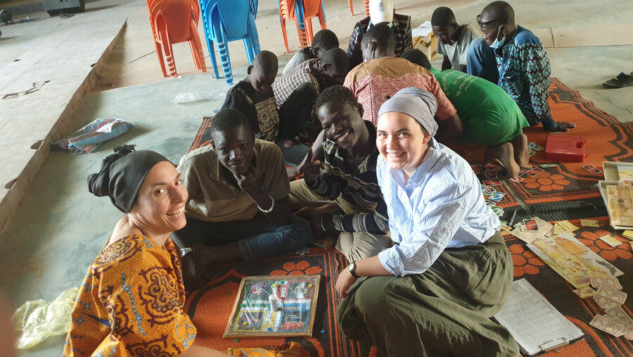 Manon Muller (links), Debora Kreisel (rechts) und ein paar Straßenkinder, die in dem Projekt „Hoffnungsschimmer“ betreut werden. Foto: Sahel Life/Debora Kreisel