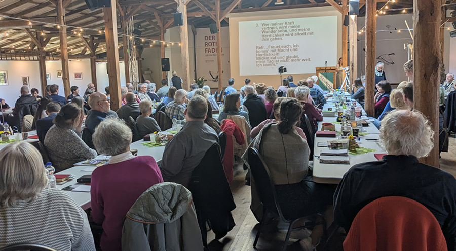Der Karchover Bibeltag fand in der größten Feldsteinscheune Deutschlands statt. Foto: Gisela Zopf