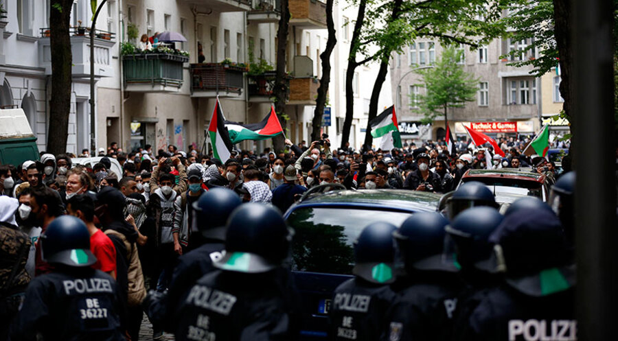 In Berlin-Neukölln kam es der „Welt am Sonntag“ zufolge zu gewaltsamen Ausschreitungen bei einer pro-palästinensische Demonstration. Foto: picture alliance / Geisler-Fotopress | Jean MW/Geisler-Fotopress
