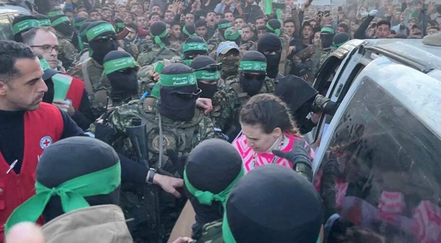 Die Hamas-Geisel Doron Steinbrecher wird inmitten einer schreienden Masse von Hamas-Anhängern an das Rote Kreuz übergeben. Foto: picture-alliance/REUTERS|Reuters TV