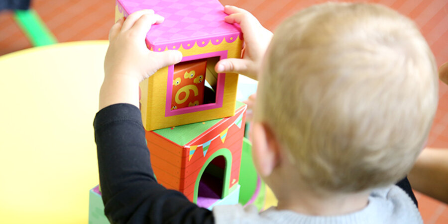 Nach Ansicht der christlichen Kinder- und Jugendlichenpsychotherapeutin Christa Meves ist die außerfamiliäre Betreuung von unter Dreijährigen „höchst bedenklich“. Foto: pixabay.com