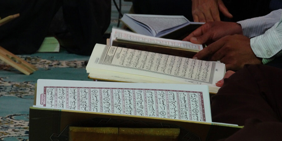 Muslime studieren in einer Moschee den Koran. Foto: pixabay.com