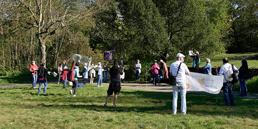 Mit Schutzmasken und Sicherheitsabstand nahmen 30 Personen an der Demonstration teil. Foto: Karl Teille