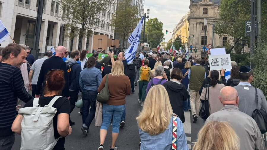 Der Marsch führte vom Frankfurter Opernplatz zur Westend-Synagoge, wo die Abschlusskundgebung stattfand. 