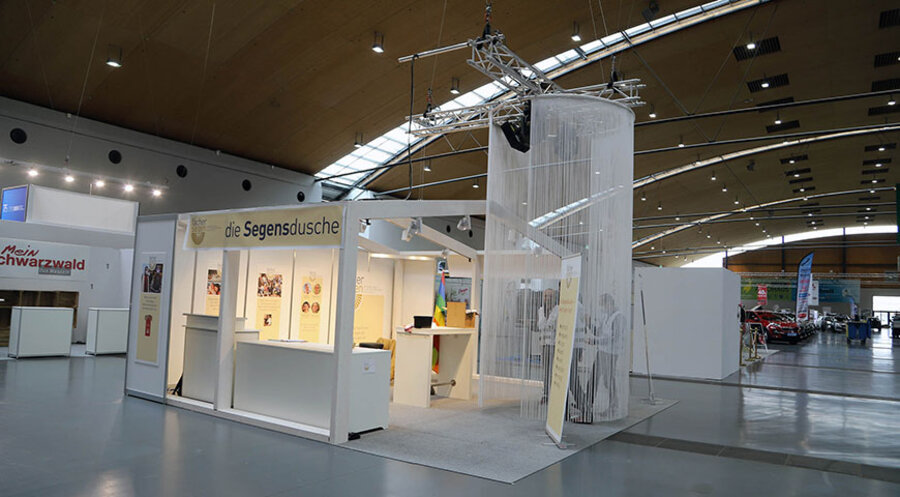 Der Stand mit der Segensdusche auf der  Karlsruher Verbrauchermesse „offerta“. Foto: Citykirche Karlsruhe 