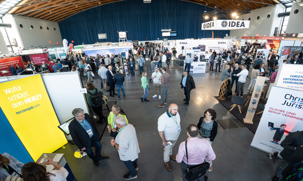 An den Ständen der verschiedenen Austeller finden Gespräche statt. Foto: IDEA/Matthias Schmitt