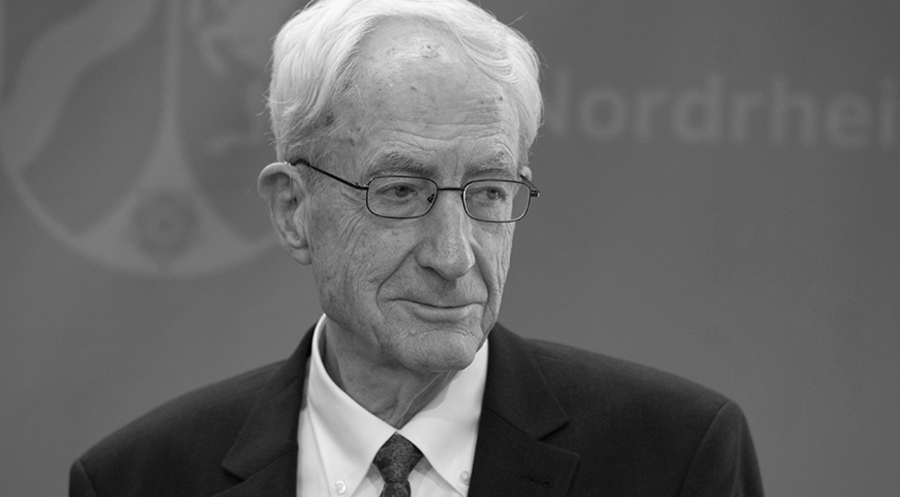 „Leidenschaftlicher Demokrat und ein reflektierter, christlich geprägter Ethiker“: Der verstorbene frühere Politiker und Präses der EKD-Synode, Jürgen Schmude. Foto: picture alliance / SvenSimon/Malte Ossowski