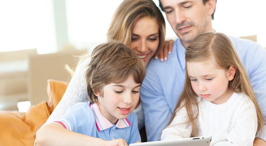 Die App „FeedYourself FAMILY“ will Familien im Glauben stärken. Symbolfoto: iStock/ALotOfPeople