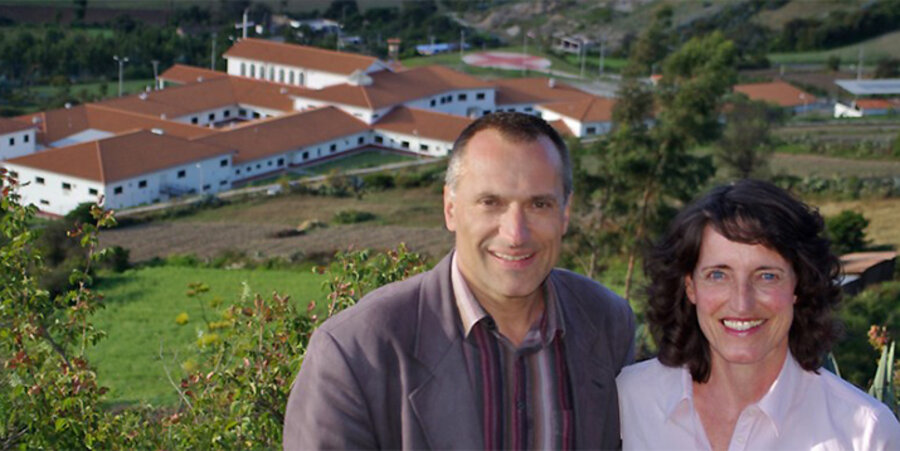 Die Ärzte Martina und Klaus-Dieter John vor dem Missionskrankenhaus in Peru. Foto: Diospi Suyana