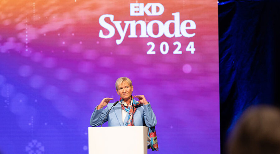 Die amtierende EKD-Ratsvorsitzende Kirsten Fehrs bei der EKD-Synode am Sonntag in Würzburg. Foto: EKD/MCK