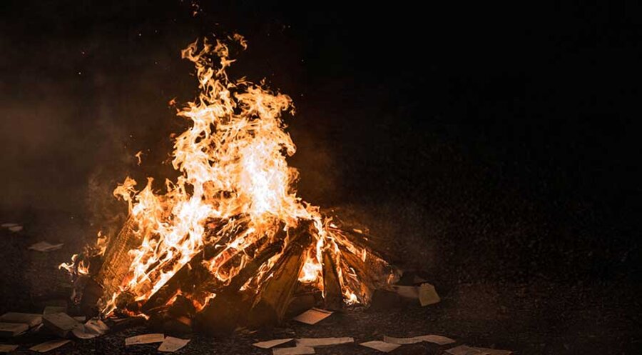 Die Schnipsel sollen gesammelt und im Osterfeuer verbrannt werden. Symbolbild: unsplash.com