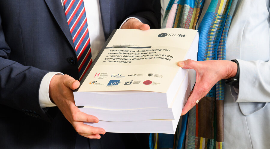 Der Forschungsverbund „ForuM“ veröffentlichte am 25. Januar Ergebnisse der wissenschaftlichen Studien zu sexualisierter Gewalt und Missbrauch der evangelischer Kirche. Foto: picture alliance/dpa | Julian Stratenschulte