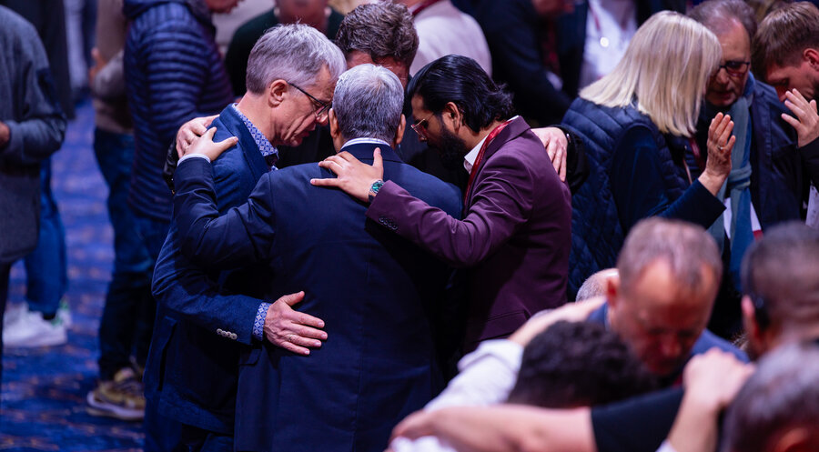 Rund 1.000 Pastoren und Gemeindeleiter aus 56 Nationen beten gemeinsam auf dem Europäischen Kongress für Evangelisation in Berlin. Foto: Billy Graham Evangelistic Association