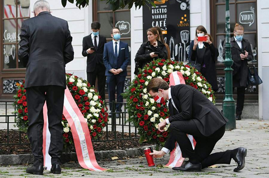 Der österreichische Bundeskanzler Sebastian Kurz zündet eine Gedenkkerze an. Foto: picture-alliance/Roland Schlager