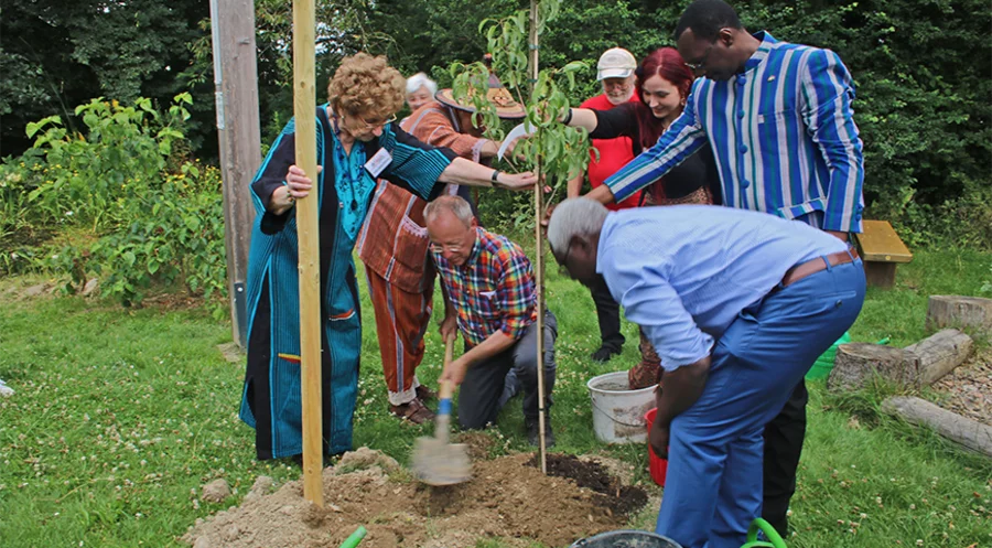 Eine Birnbaum-Pflanzung als Symbol für künftiges partnerschaftliches Handeln (v.l.): Tikato-Vorsitzende Heidi Stiewink, Tikato-Mitglied Wolfgang Gerster, Pfarrer Jörg Süß, Gemeindemitglied Wolfgang Böhl, Tikato-Mitglied Katharina Graben, Botschafter Toro Ouoro und ODE-Direktor Alain Bako. Foto: Barnikol-Lübeck