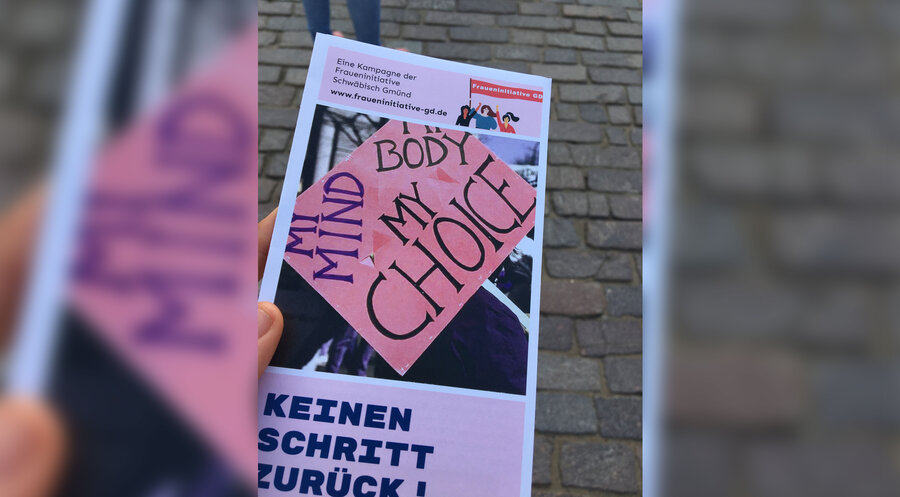 Mit Flyern luden die Demonstranten zum Protest ein. Foto: IDEA/Artemis Raboti 