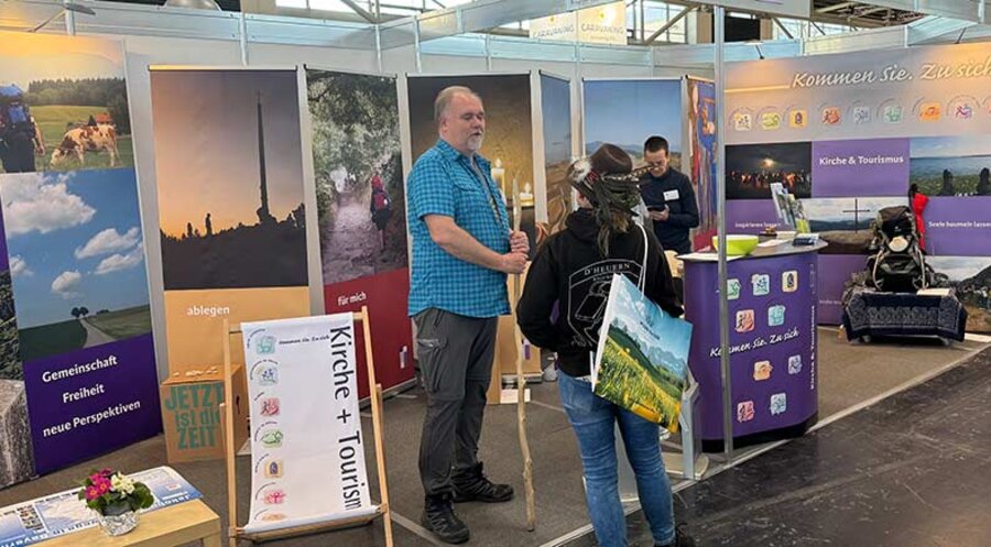 Auf der Freizeitmesse f.re.e in München können sich Besucher über das Pilgern infomieren. Foto: ELKB