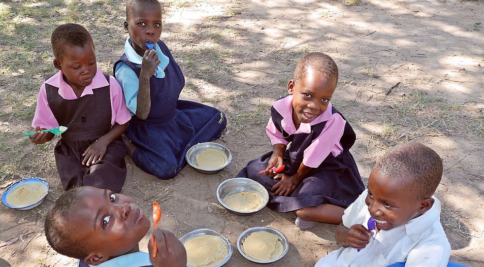 Wenn die Ernte ausfällt, ist das Schulfrühstück überlebenswichtig. Foto: Liebenzeller Mission